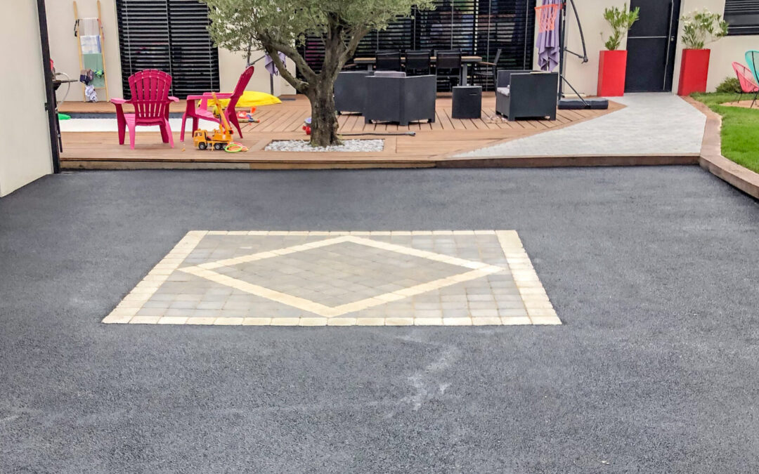 Cour intérieure en enrobé et décor en pavés