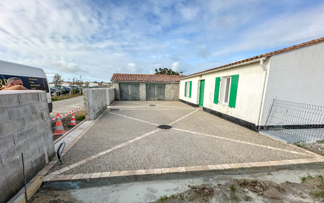 Cour intérieure en béton lavé et pavés