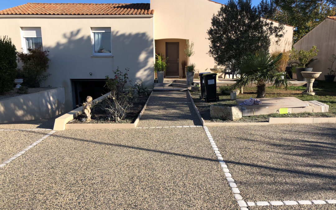 Cour intérieure et allée de garage en béton lavé et pavés