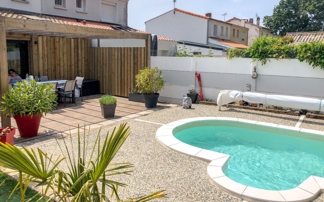 Bords de piscine en béton lavé et pavés