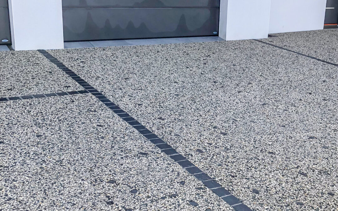 Allée de garage en béton lavé et pavés
