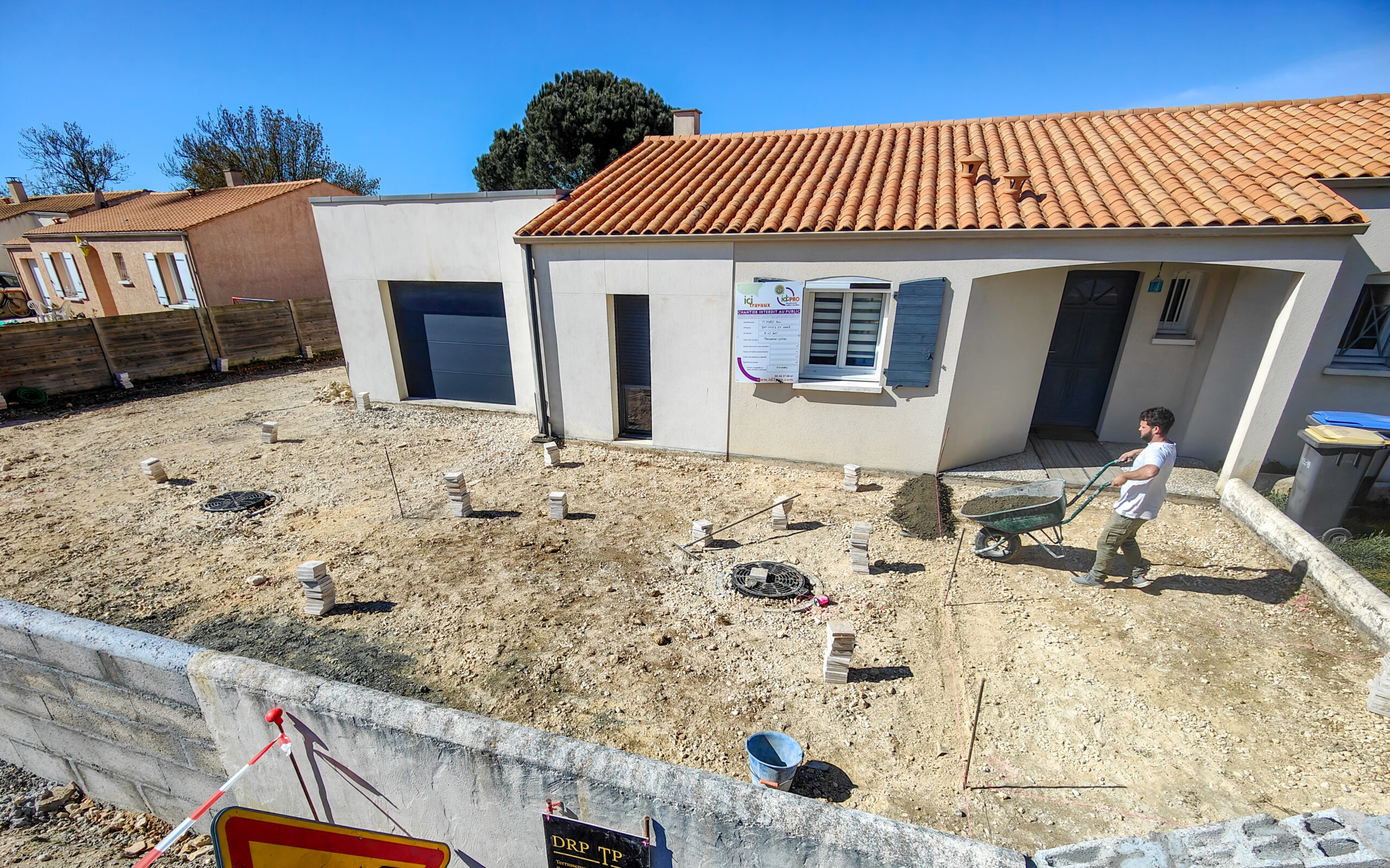 DRPTP-cour-maison-beton-lave-amenagement-exterieur-charente-maritime-2025